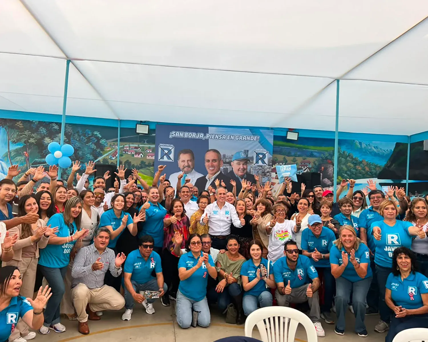 Javier Diez acompañado por vecinos y voluntarios durante un encuentro de campaña