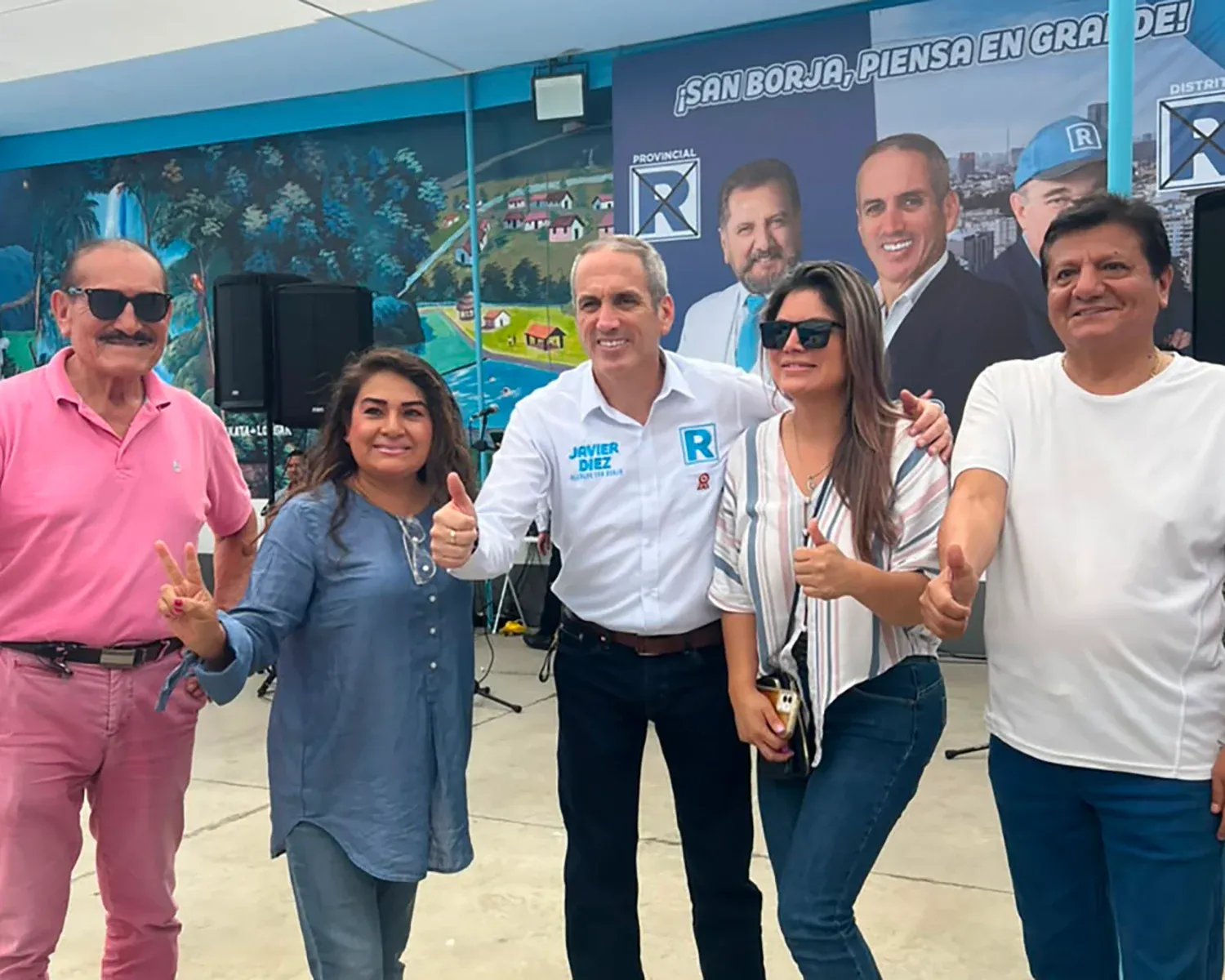 Javier Diez posa junto a vecinos durante una actividad comunitaria