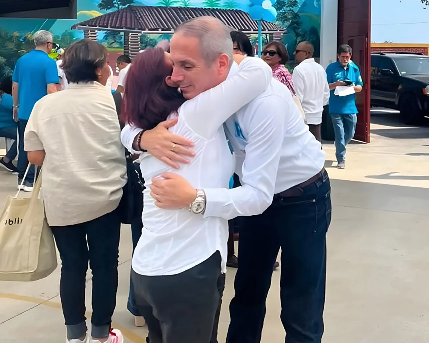 Javier Diez abraza afectuosamente a una vecina durante una actividad comunitaria