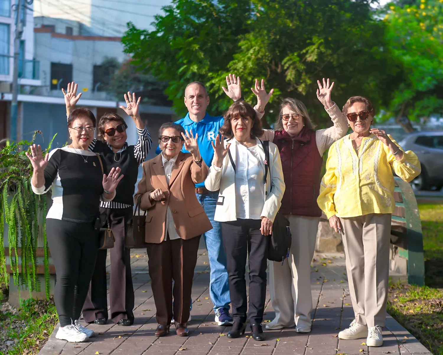 Javier Diez comparte con un grupo de vecinas en un parque de San Borja