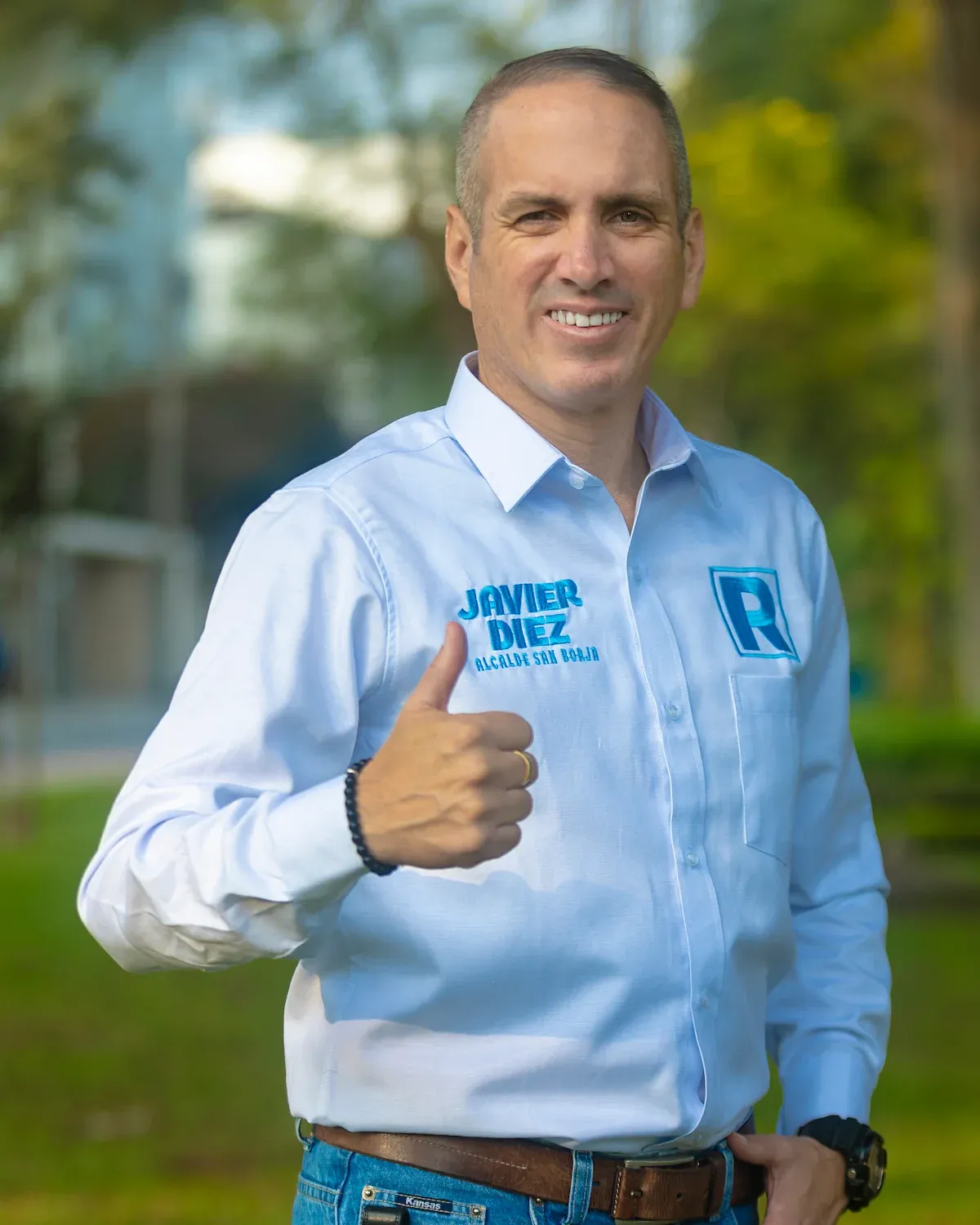 Javier Diez sonríe y hace un gesto de aprobación
